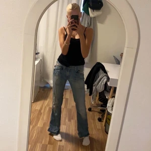 jeans secondhand - blåa jeans i storlek S, fina fickor men dom är tyvärr för korta för mig