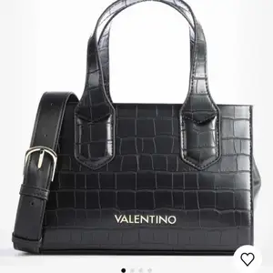 Säljer min helt nya valentino väska. Köpt för 915kr och är aldrig använd. Säljer pågrund av att den inte var min stil och den går inte att lämna tillbaka längre. Kan komma och hämtas i Vällingby🌸
