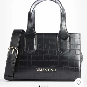 Helt ny Valentino väska - Säljer min helt nya valentino väska. Köpt för 915kr och är aldrig använd. Säljer pågrund av att den inte var min stil och den går inte att lämna tillbaka längre. Kan komma och hämtas i Vällingby🌸