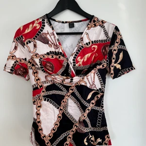 Helt ny S Storlek 36 - Min dotter köpt denna söta tröja från Shein men tyvärr passade inte hennes stil. Helt ny, bara provade en gång 