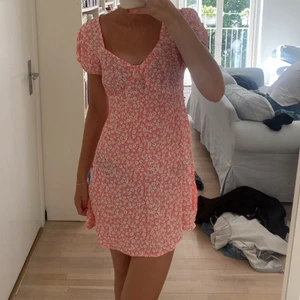 Klänning - Fin sommarklänning. Knyte i ryggen som man kan justera midjan med. Passar nog både XS, S och M. Från zalando fint skick