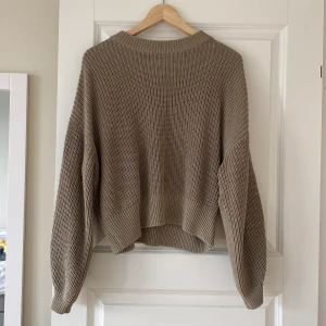 Stickad tröja från H&M💓 - Stickad tröja från H&M❤️ Färgen är brun/mörkbeige, tröjan är lite croppad och är lite större i ärmarna😊 Den är i bra skick, materialet blir inte nopprigt. endast används ett fåtal gånger. Storlek: S