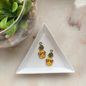 Berlocker ananas! - Jättesöta berlocker i form av en ananas! Fina att ha på smycken. OBS! Endast 2 kvar! 2 kr st!