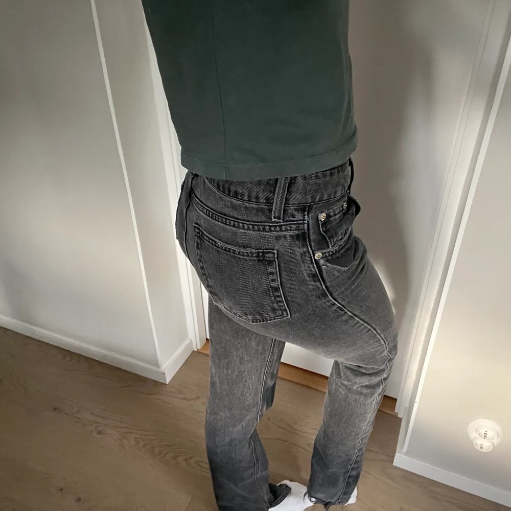 Såå snygga Zara-jeans med en liten slits längst ner. Lite slitna längst ner, men annars i superfint skick. Köparen står för frakten 🤍. Jeans & Byxor.