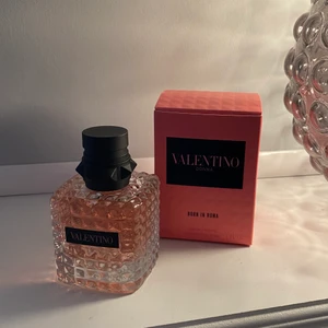 Valentino parfym - Säljer en 30 ml supergod parfym från valentino. Köptes nyligen men kände inte att det var min typ av doft, har använd ca 2ggr. Den är väldigt trendig men passade inte mig❤️ Nypris 700kr, säljer för 400+frakt( 79kr)