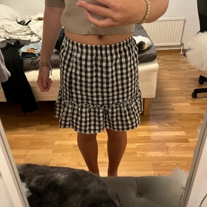 rutig kjol - säljer den här rutiga kjolen ifrån shein, aldrig använd så säljer vidare den, köparen står för frakten💞