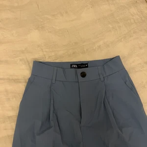 Kostymbyxor från Zara - Jättefina blå kostymbyxor från zara. Får de inte att komma till användning så säljer därför. Storlek xs men har en oversized modell så passar allt från xs till M beroende hur man vill att de ska sitta. (Jag har S/M och är 178). Frakt ingår!
