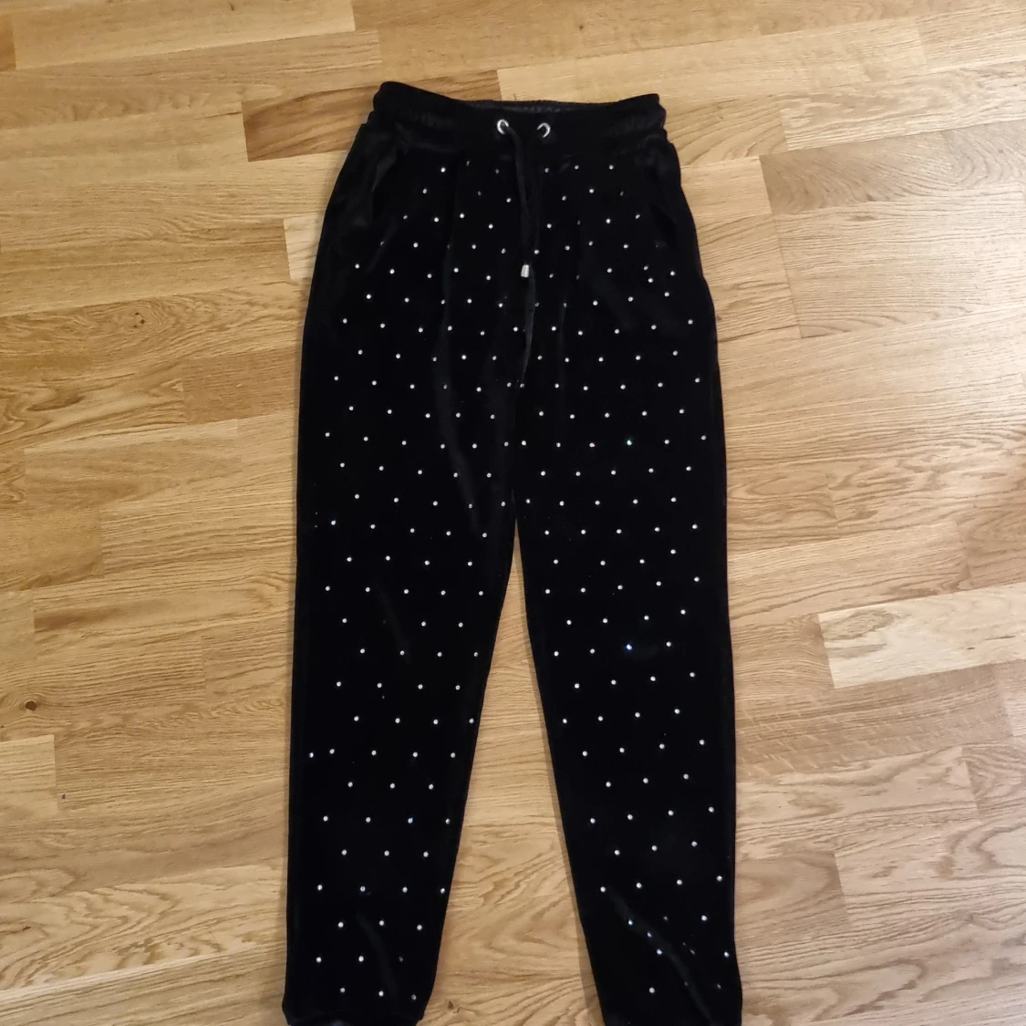 Mjukisbyxor och en kort luvtröja  - 90