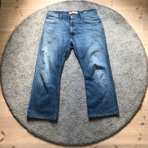 Levis 557 Bootcut  - Levis 557 Bootcut. 90cm i midjan och 97,5 cm långa