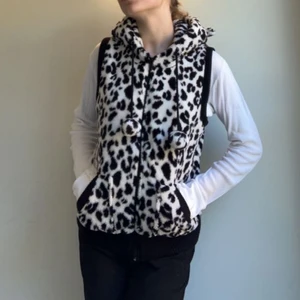 Snöleopard väst - Söt leopardmönstrad väst med öron. Storlek l men passar mig som är xs. Mjuk och fluffig.