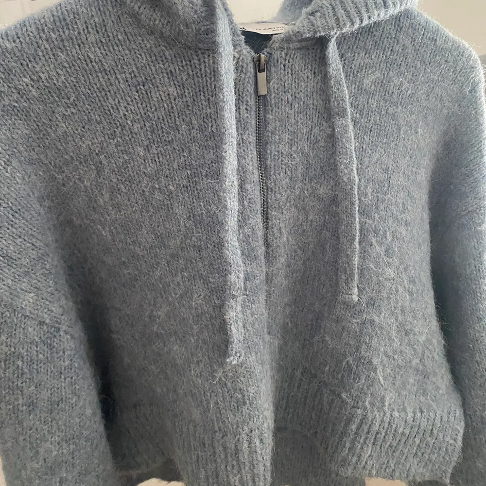 Oanvänd zip hoodie från Zara, stickad och blå. Storlek xs-s  Ganska säker på att nypriset är 399!  Köpare står för frakt.. Stickat.