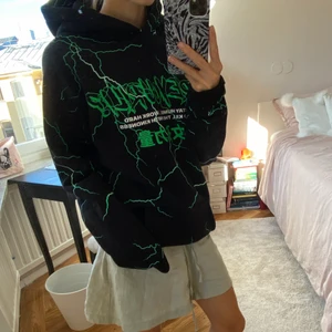 Cool Hoodie  - Säljer denna ascoola hoodie från Ribecka och Lisa Anckarmans limited edition kollektion med MADLADY! Superfint skick och jättevarm. Den är mycket oversized, passar XS-M. Mysig fleece inuti tröjan. 🫶 skriv för fler frågor eller bilder! 