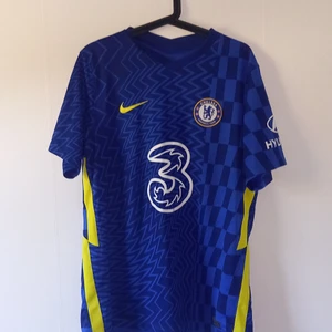 Chelsea t-shirt - Tja! Säljer min Chelsea t-shirt. Köpt på uni sports. Andvänd två gånger. Inga skador och grymt skick