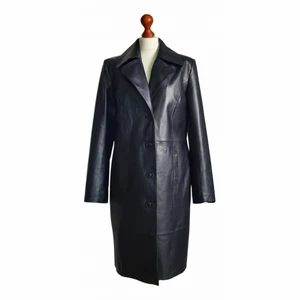 Läderkappa - Oanvänd läderkappa med prislapp kvar. Den passar S-L beroende på hur man vill att den ska sitta.