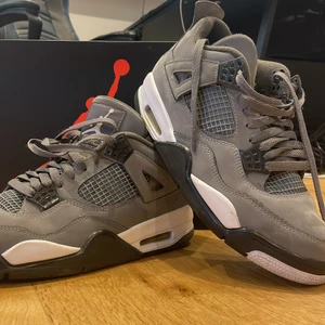 Jordan 4 retro cool grey st 42  - Nypris 5900kr har box använda i en månad och finns ingen skada på skorna. Priset kan sänkas  