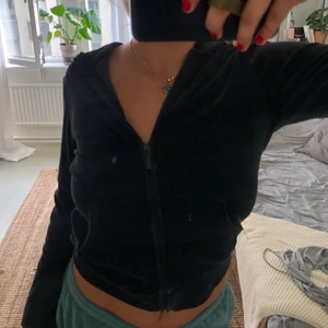 Svart velvet kofta - Svart velvet kofta från cubus, använt få gånger.