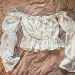 Vit Tröja  - Helt ny aldrig använt, säljs då jag har 2 av samma. 