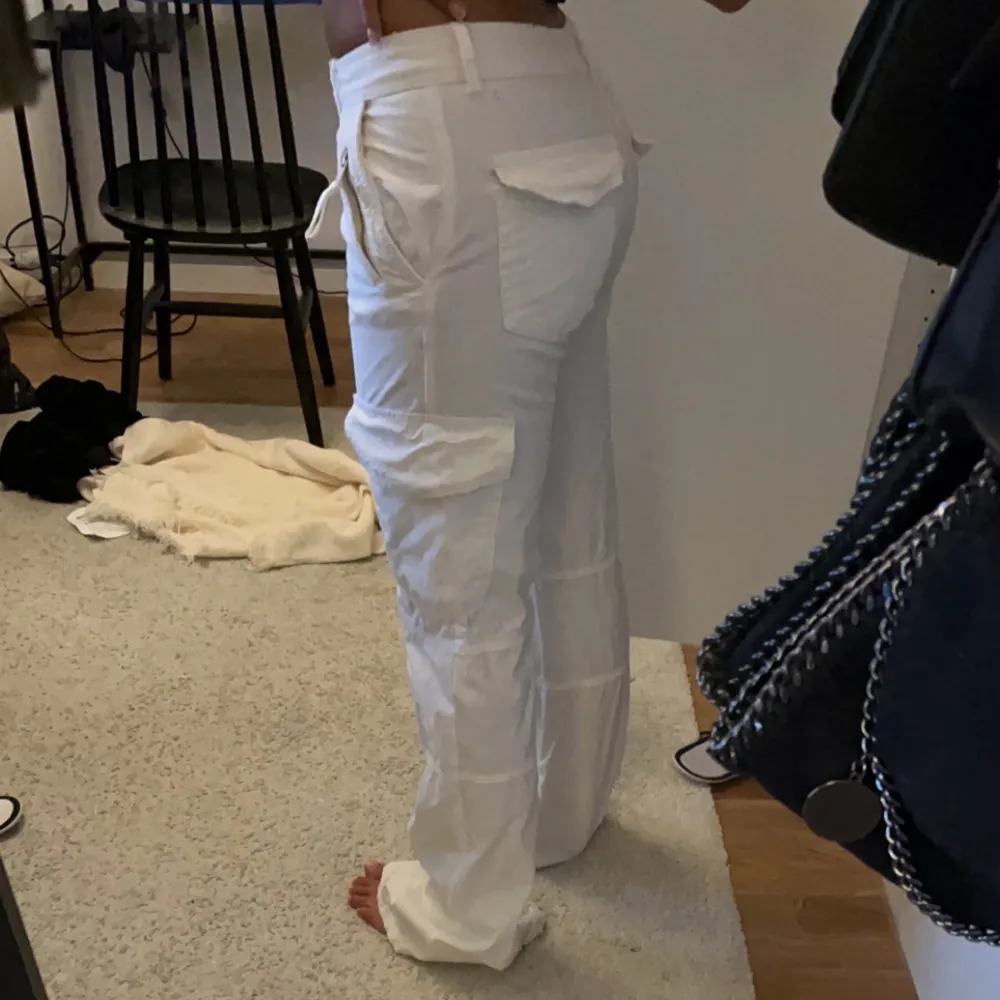 Säljer dessa vita cargo pantsen från Zara  som är slutsålda överallt💕 de har dock ett litet hål vid bakfickan (se bild 3) samt ett vid byxbenets slut (skriv för att se bild) men det går enkelt att sy igen. Säljer endast vid bra bud!!! . Jeans & Byxor.