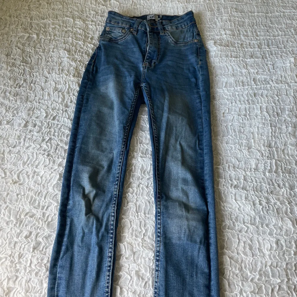 Blå skinny jeans, lager 157, storlek xs, ordinarie pris: ca 250 . Jeans & Byxor.