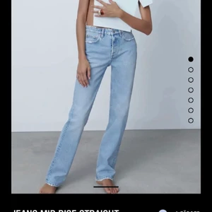 Zara jeans  - Så fina zara midrise jeans som jag köpte helt nya här på Plick i höstas. Då dem var väldigt populära o eftertraktade då så köpte jag dem för 650 men vill få sålda snabbt så säljer för 250💕