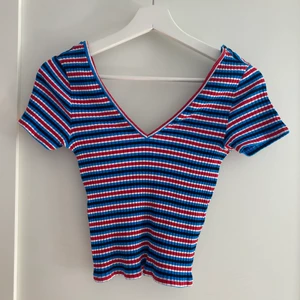 Gina Tricot Topp - Säljer denna Gina Tricot topp i storlek S. Köpt för ca 3 år sen, säljer den pågrund av att jag använder inte den längre. Plagget är i ett okej skick, i bild två så kan man se att det finns noppar på toppen, annars finns det inga mer defekter på plagget :)