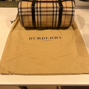 Burberry papillon bag - Säljer en Burberry Papillon bag inkl dustbag. Mindre fläck på väskan (se bild), har inget kvitto (där av billigare pris) men style number och liknande syns på etiketten inuti, skicka meddelande för fler bilder. Nypris 4500, billigare vid snabb affär.
