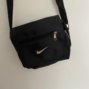 Vintage 90’s Nike handväska - En vintage Nike väska från 1990-talet, har bara suttit i en garderob så är inte väldigt sliten. Frakt inkl. Skriv vid fler frågor, skriv innan du köper!