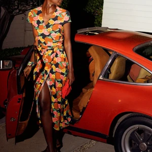  omlottklänning & other stories - Slut i butik! Säljer min midi omlottklänning från & other stories i storlek 36