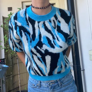 Blå stickad tröja - Blå/svart/vit stickad tröja från Zara. Lite kortare i längden och ärmarna går lite över armbågarna. Passar allt från XS till M