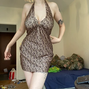 Halterneck klänning  - Super snygg klänning från Urban outfitters i storlek M.  Aldrig använd