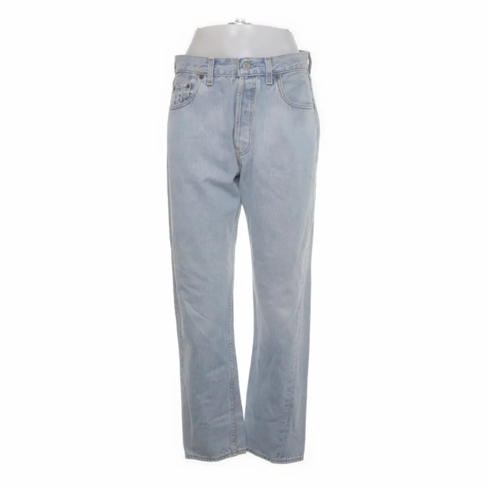 Sjukt snygga jeans från Levis storlek 31/32 tyvärr passa dom inte mig.. skulle säga att dom är som en 36/38 beroende på hur man vill att dom ska sitta💓💓. Jeans & Byxor.