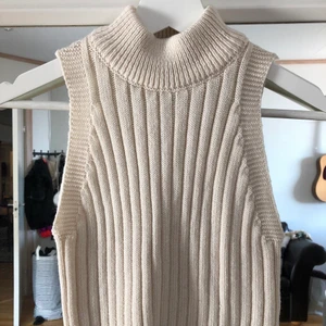 Halterneck väst NA-KD - Beige något kroppad halterneck väst från NAKD i fint skick, stl S men något liten i storlek. Köparen står för frakten men kan också mötas i Kalmar! 
