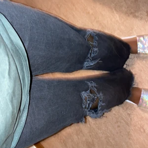 Byxor  - Ett par svarta jeans, med hål i den är lite kort så om man är lite kort så skulle de passa dig dig💋. Ja har andvändt den max 7-9 gånger, jag tycker själv att de är bra att ja dom på våren eller hösten, men de bestämmer ni själva, och de här högmidja❤️