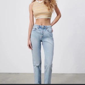 zara Mid Rise jeans - Säljer mina snygga zara mid rise jeans pga de börjar bli försmå för mig, bra skick!! Kan även tänka mig att byta till ett par 38