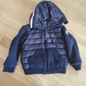 Moncler jacka storlek 92 - Moncler jacka till barn i storlek 92.  Kod finns med i jackan som vissar på äkta.  Frakt tillkommer. 