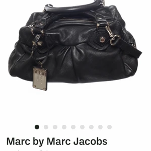 Marc Jacobs väska - Kollar intresset på denna sjukt snygga Marc jacobs väska som jag nyss beställt från sellpy. Inga defekter eller ens tecken på användning. Säljer pga att jag köpte två och sparar en annan liknande. Är ute efter ett snabbt köp!❤️❤️