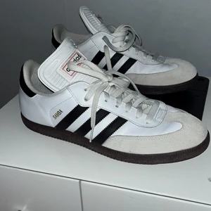 Adidas samba skor - Skick 9/10 använda 1 gång  Pris kan diskuteras vid snabb affär