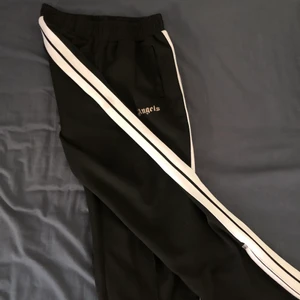 Palm angels byxor - Palm anglse byxor storlek M, bra skick dm för fler bilder eller frågor😁 Priset är inte hugget i sten