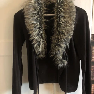 Kofta  - Cool kofta med päls på. Passar med mycket men valde 2 bilder från pinterest som inspiration hur man kan styla den. Köparen står för frakt💕