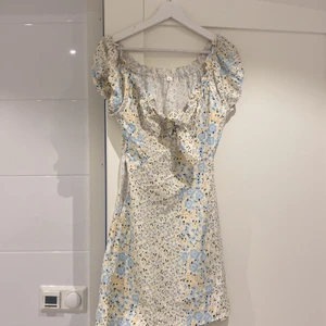 Blommig klänning  - Använd en gång, fin till sommaren☀️🍉