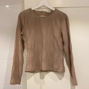 Beige tröja  - Använd några gånger, bra skick och fint tyg 