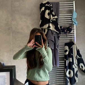 Lätt stickad tröja från zara st S !!🤩 - Enkel stickad tröja från zara med gulddetaljer nere vid handleden !!  Mysig att ha till hösten 