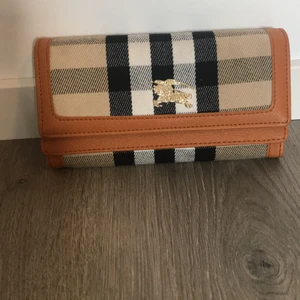 Plånbok  - Säljer min plånbok vet ej vad märket heter/ den har en liten fläck på baksidan 