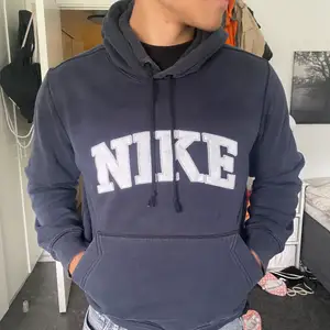 Nike hoodie i bra skick i storlek S Sitter lite oversized, för herr och dam 