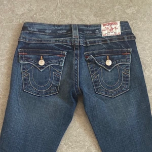 True religion jeans - ❗️Intressekoll❗️ Då jag inte är säker på att jag vill sälja de så byter jag endast mot större storlek eller säljer vid bra bud! Lågmidjade true religion jeans i den utsvängda modellen ”Joey” i storlek 27. Midjemått: 78 cm Innerbenslängd: 84 cm
