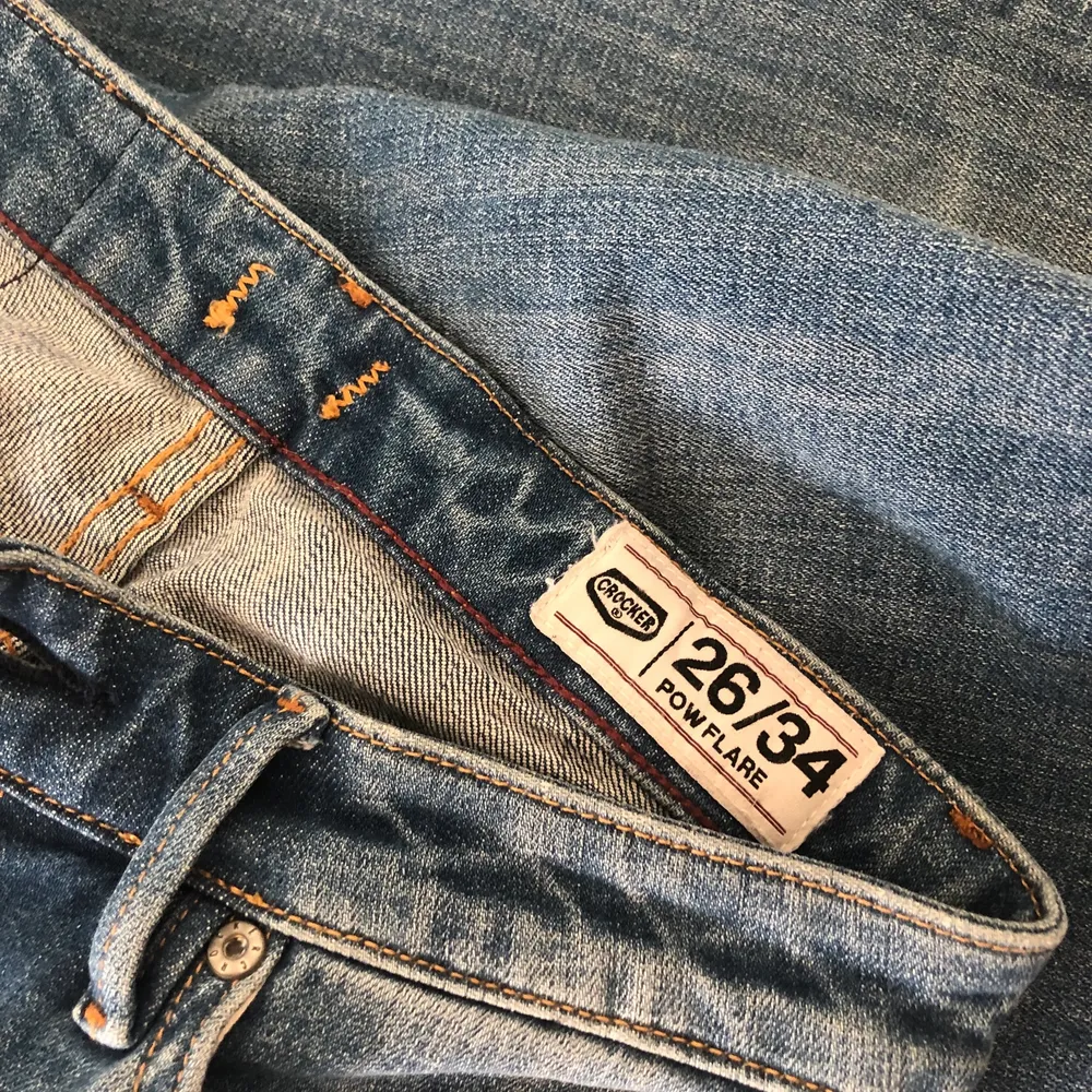 Lågmidjade jeans köpta secondhand i märker crocket, långa i benen på mig som är 174💕 250 plus frakt. Jeans & Byxor.
