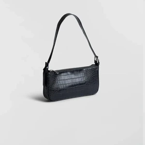Svart väska - Säljer min supersnygga väska ifrån Gina tricot, använd men i fortfarnas otroligt bra skick. Säljer pga den inte kommer till användning längre ❤️