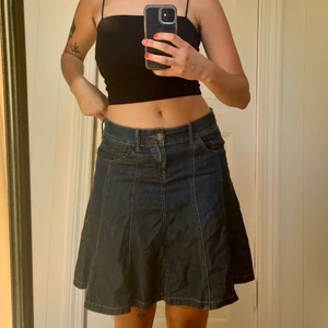 Lågmidjad jeanskjol - Jeanskjol från min moster köpt på 80-talet, jag har aldrig använt den själv så nu får någon annan gärna ta över ägandet! Sitter jättefint precis på höfterna! 