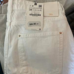 Helt oanvända vita jeans från zara. Säljer då de var för stora, skriv för fler bilder. Modellen är straight💗