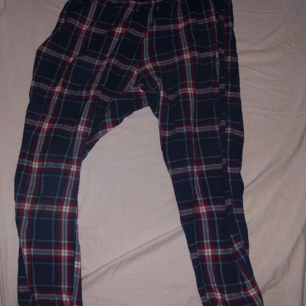 Väldigt färgglada pyjamasbyxor. . Jeans & Byxor.